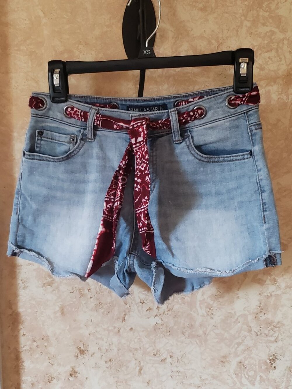 Boho jean shorts with eyelets and fabric belt